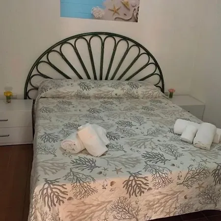 Le Gemme Di Mirto מלון דירות 3*